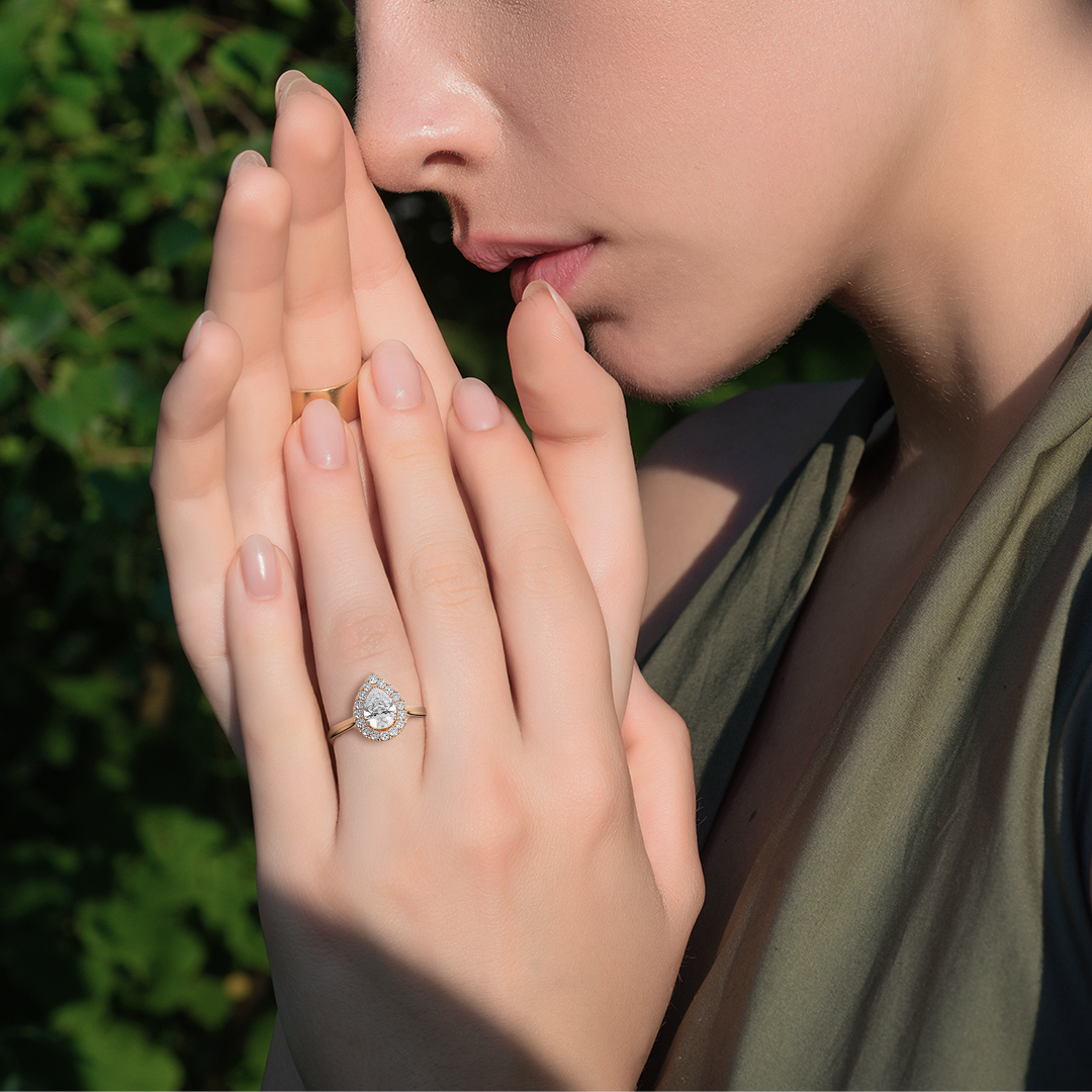 Bague Monica solitaire halo poire