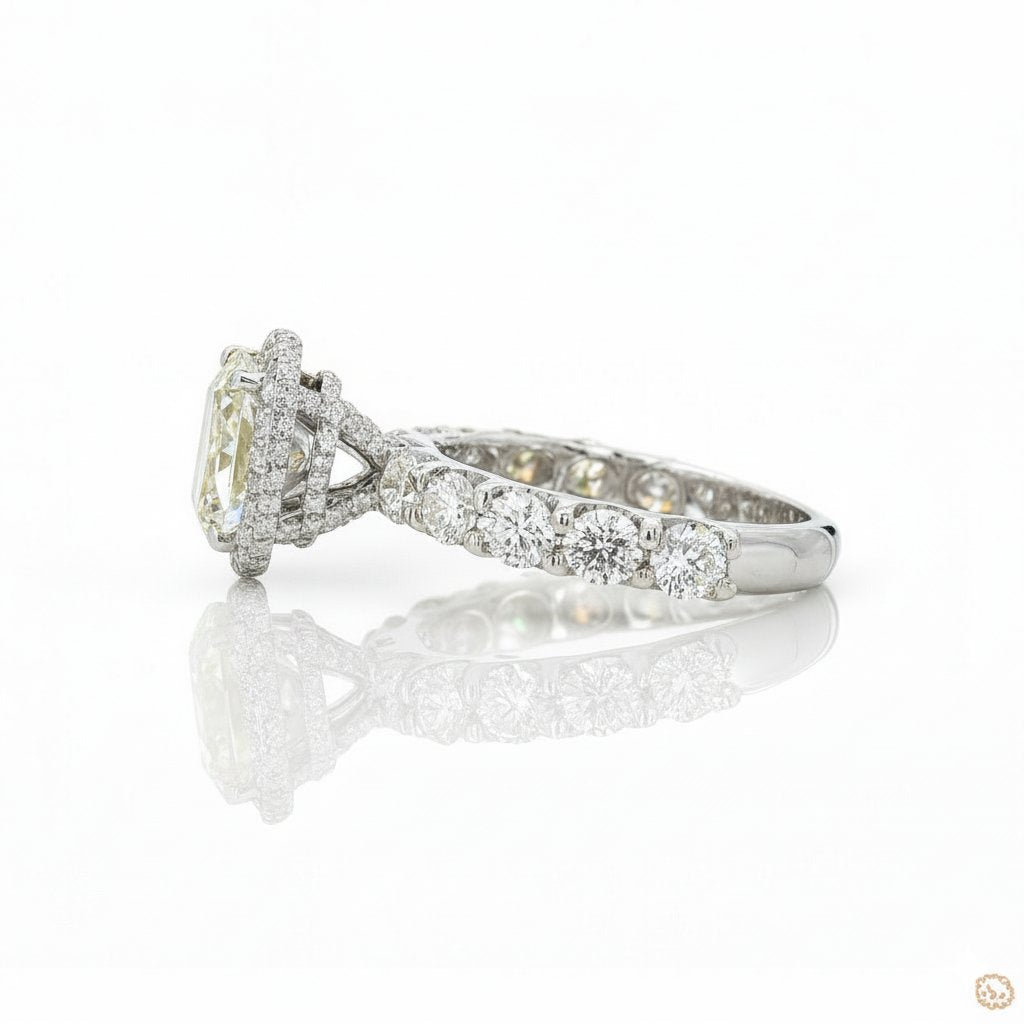 Bague Halo à pierres latérales
